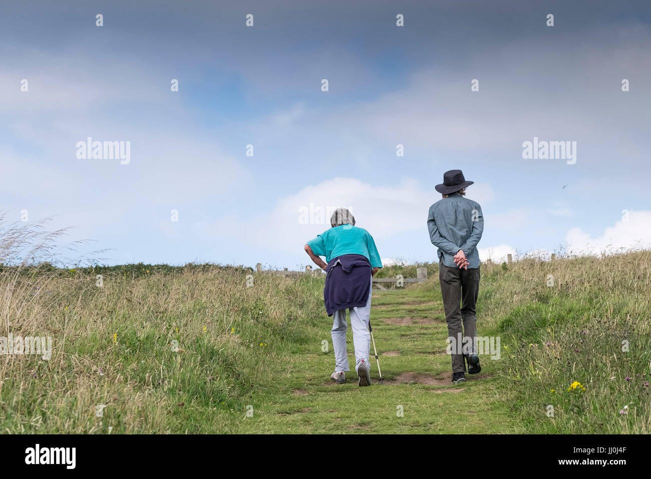 Zwei Wanderer zu Fuß hinauf ein steiler Fussweg in Cornwall. Stockfoto
