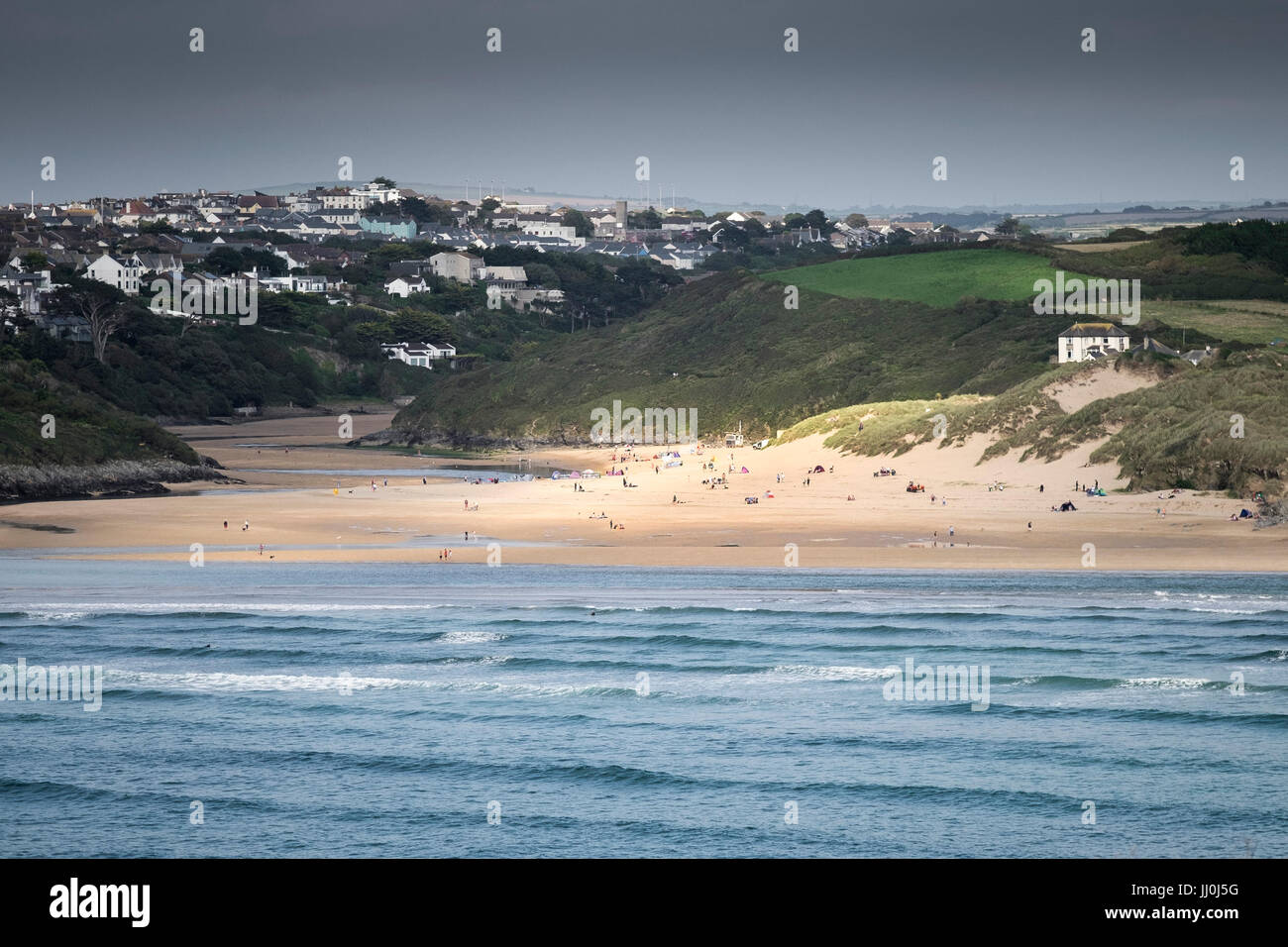 Sonnenlicht auf Crantock Beach gesehen von West Pentire Landzunge. Stockfoto