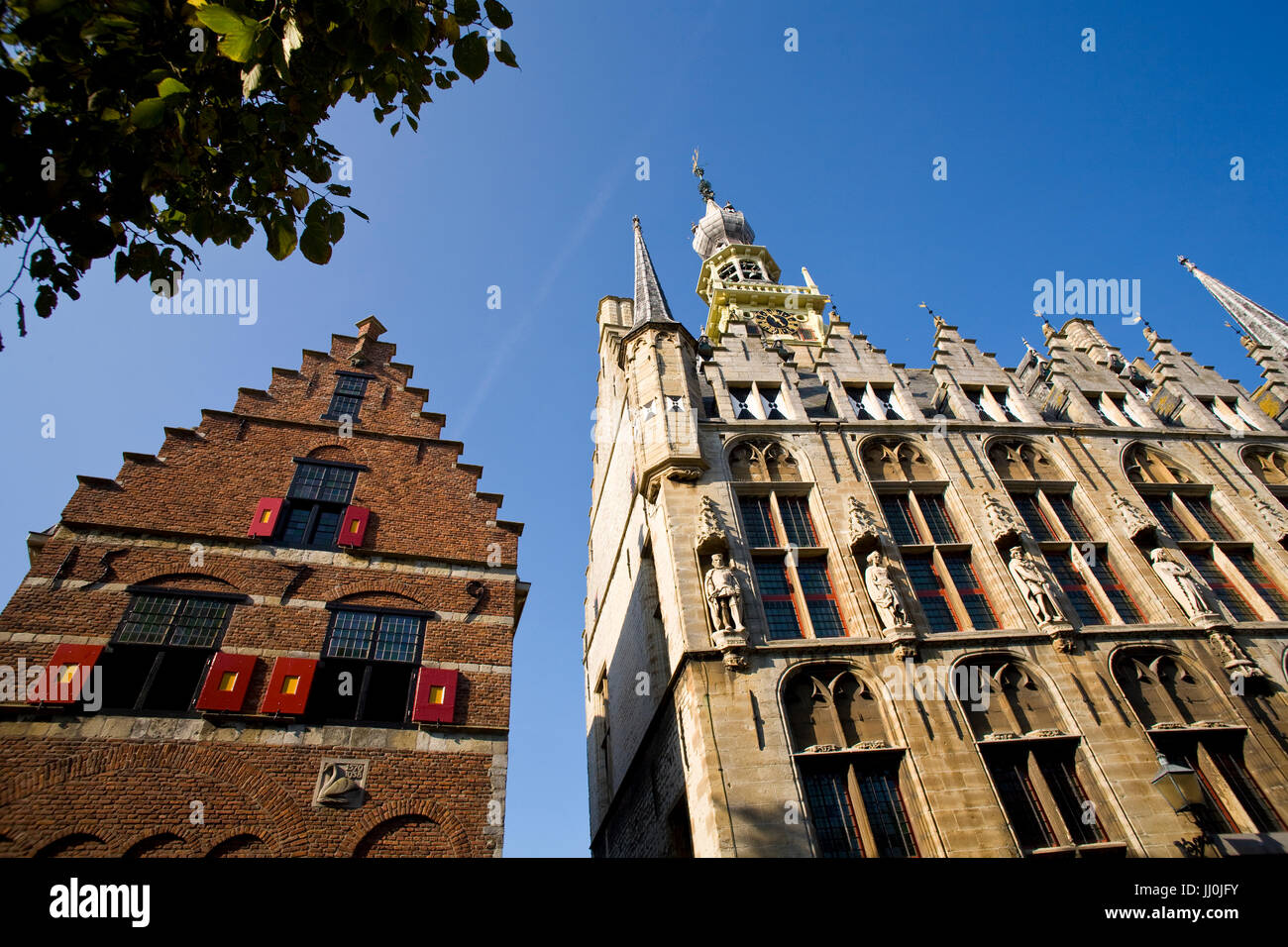 Europa, Niederlande, Zeeland, dem Dorf Veere auf der Halbinsel Walcheren, Giebel eines Hauses und das historische Rathaus am Marktplatz. Stockfoto