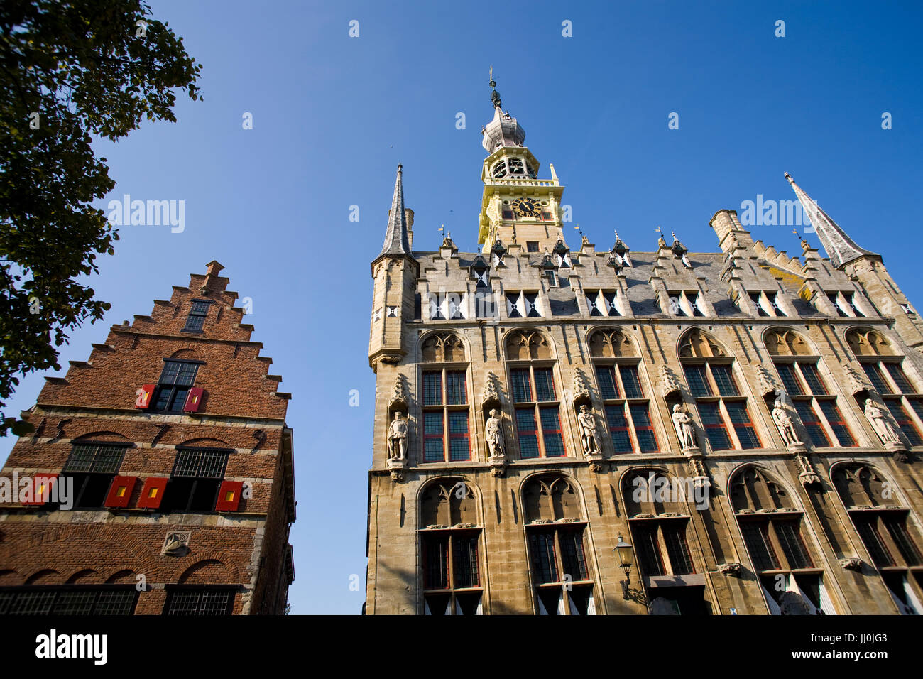 Europa, Niederlande, Zeeland, dem Dorf Veere auf der Halbinsel Walcheren, Giebel eines Hauses und das historische Rathaus am Marktplatz. Stockfoto