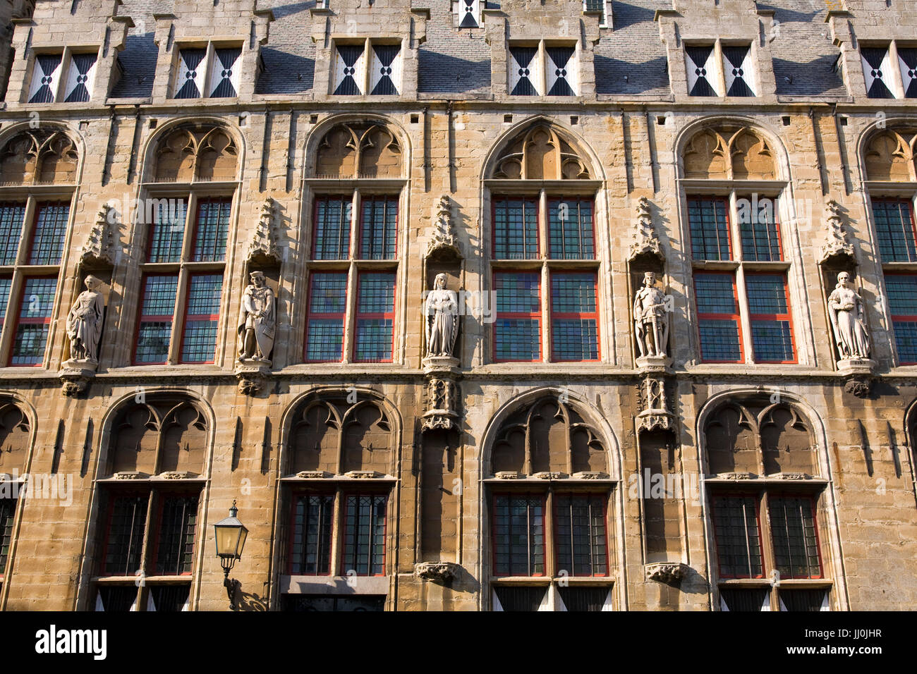 Europa, Niederlande, Zeeland, das Dorf Veere auf der Halbinsel Walcheren, Statuen im historischen Rathaus am Marktplatz. Stockfoto
