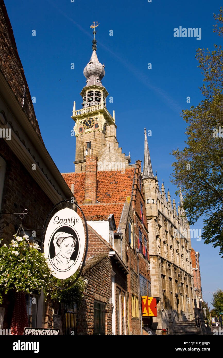 Europa, Niederlande, Zeeland, das Dorf Veere auf der Halbinsel Walcheren, das historische Rathaus am Marktplatz. Stockfoto