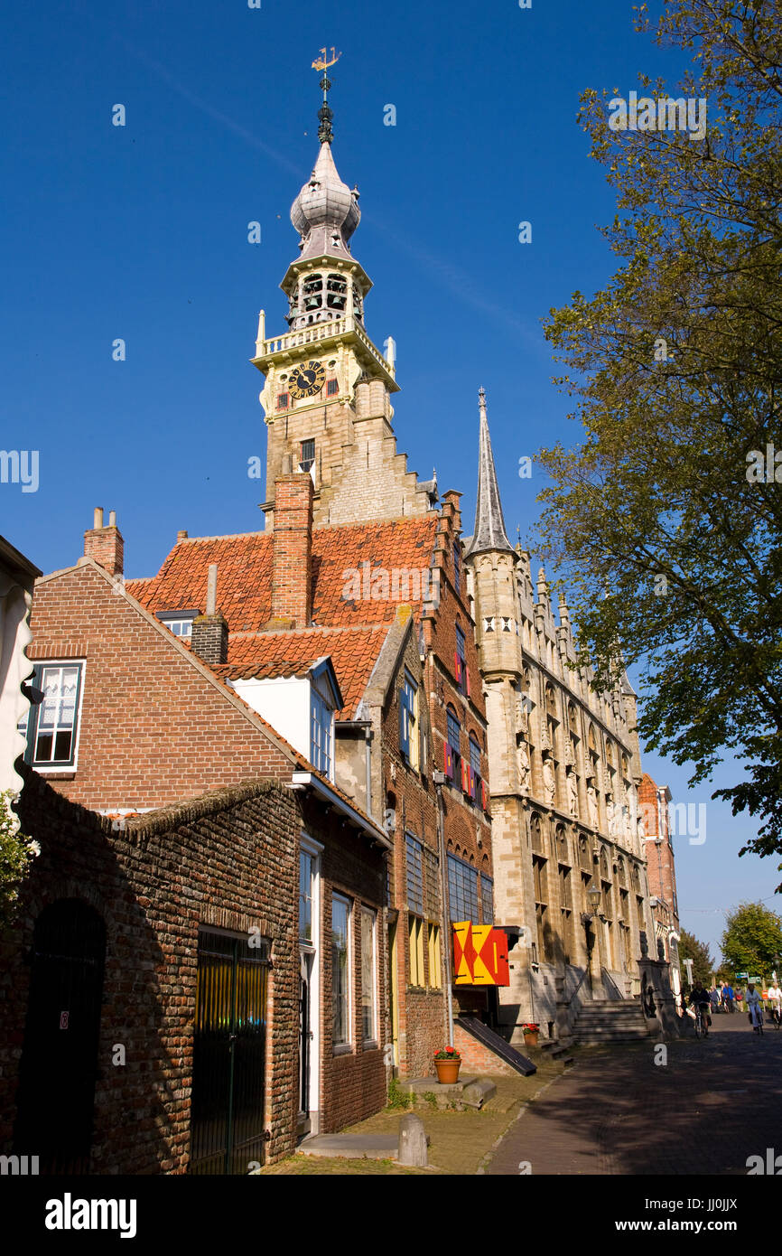Europa, Niederlande, Zeeland, das Dorf Veere auf der Halbinsel Walcheren, das historische Rathaus am Marktplatz. Stockfoto