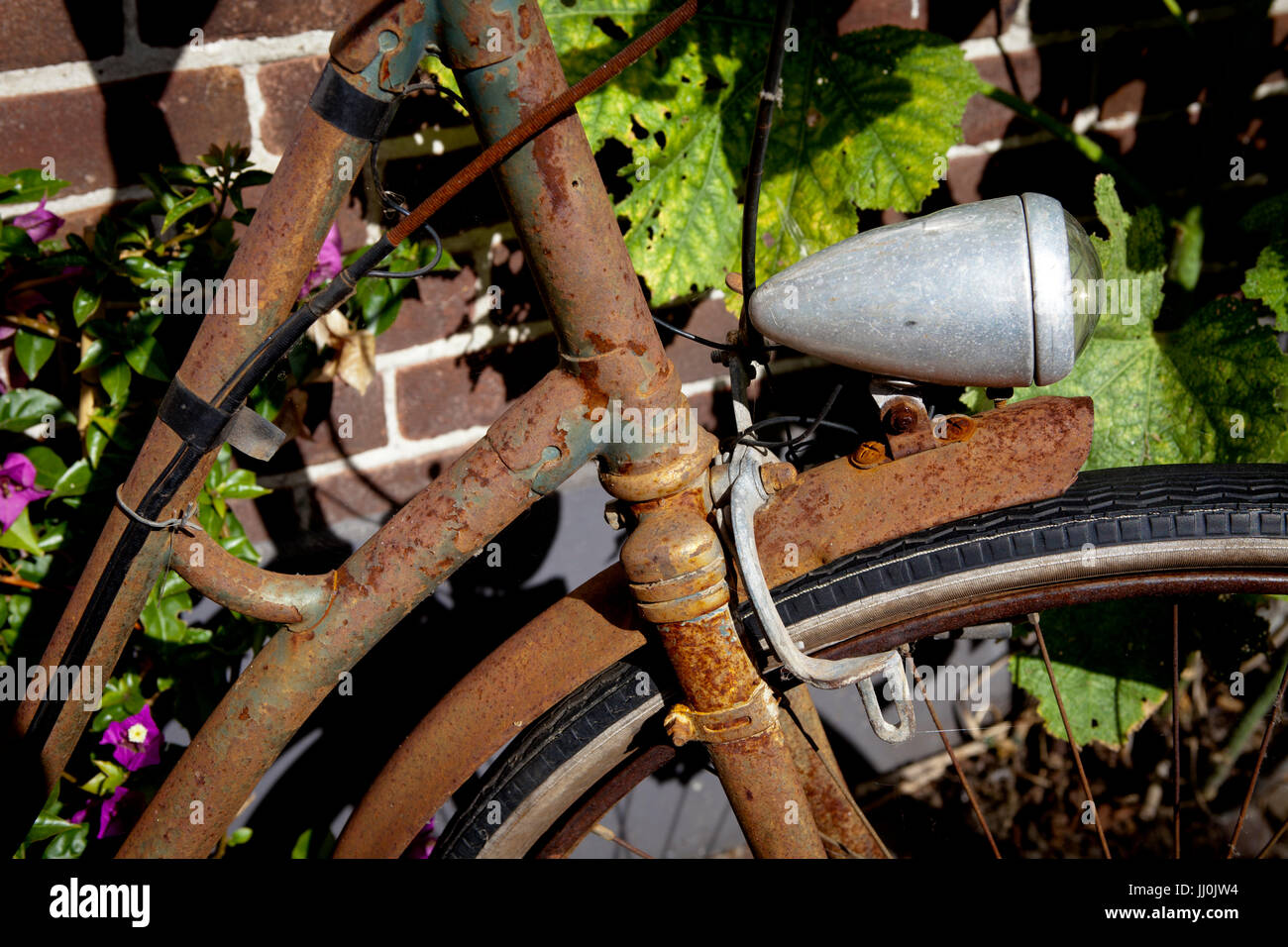 Europa, Niederlande, Zeeland, das Dorf Veere auf der Halbinsel Walcheren, alten rostigen Fahrrad. Stockfoto