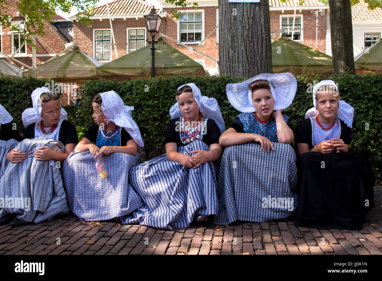 Niederlande, Zeeland, das Dorf Veere auf der Halbinsel Walcheren, Kinder in Trachten gekleidet. Stockfoto