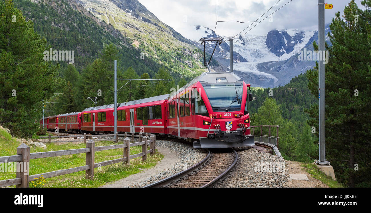 Bernina express-Zug, Rh? Tischen Straße, Pontresina, graue Allianzen, Schweiz - Bernina express-Zug, Schweiz, Graubünden, Pontresina, Bernina - Stockfoto