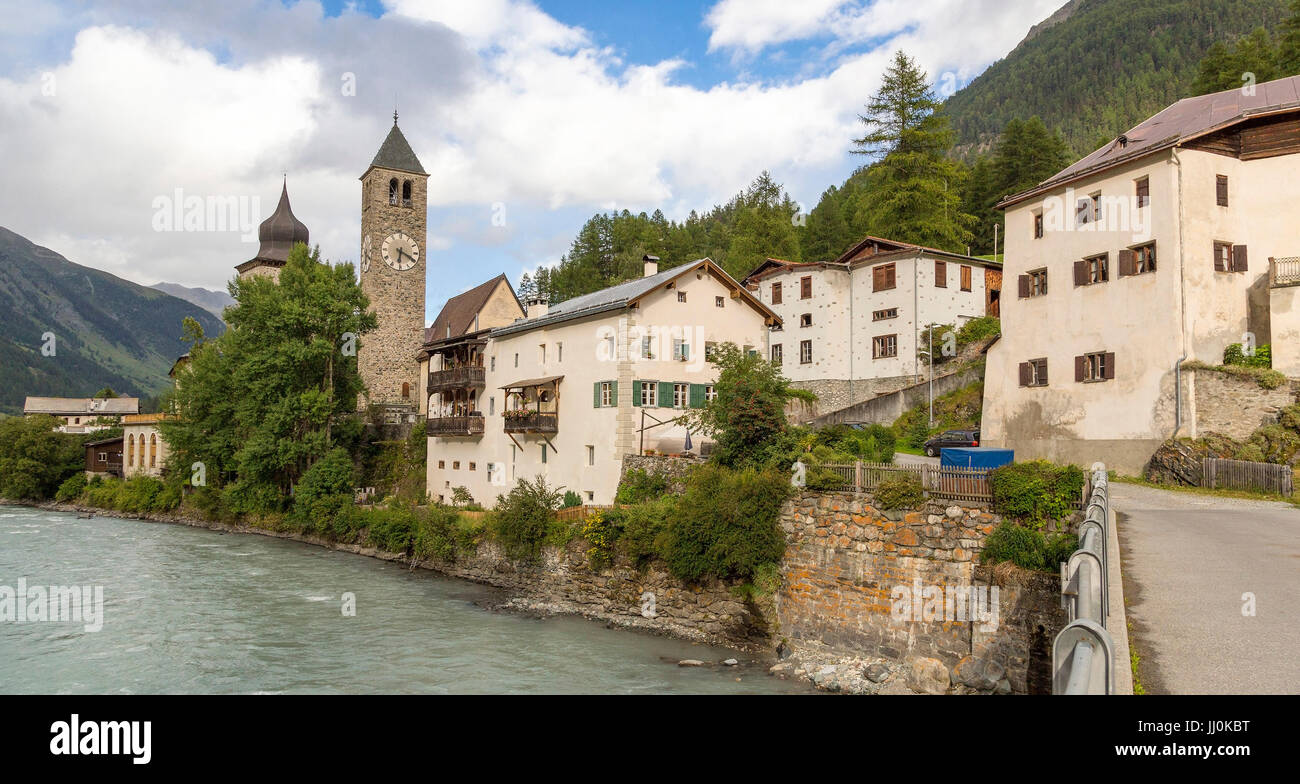 Linie in der Herberge in Susch Haus (S? s) mit Zernez, graue Allianzen, Schweiz - Dorf Susch am Fluss Inn, Schweiz, Graubünden, Häuserzeile am Inn ich Stockfoto