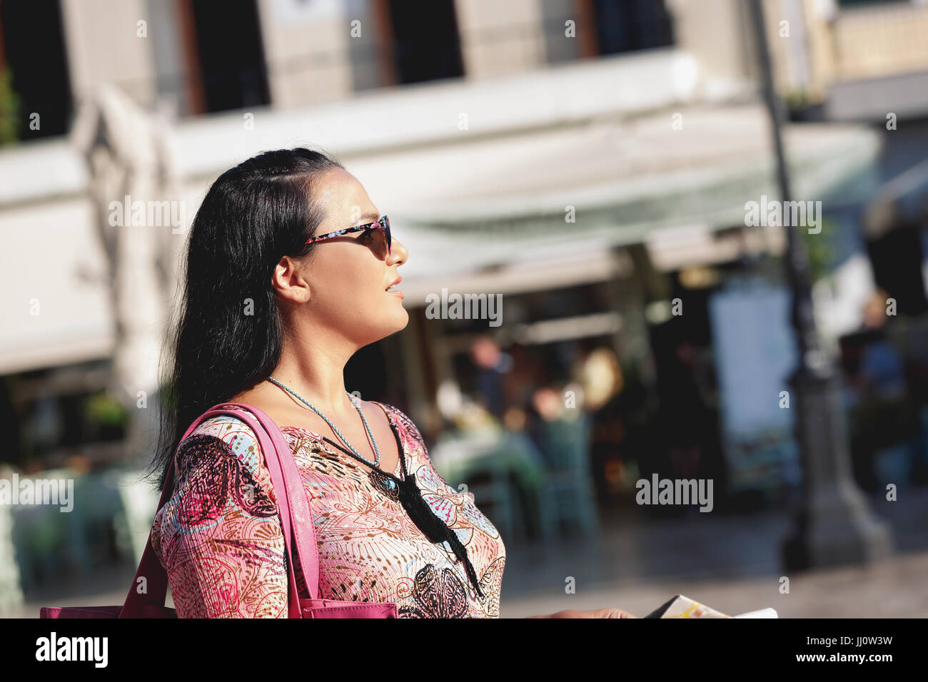 Schöne Frau im alten Stadtzentrum, im Besitz Karte und suchen in Abstand lächelnd, selektiven Fokus Stockfoto
