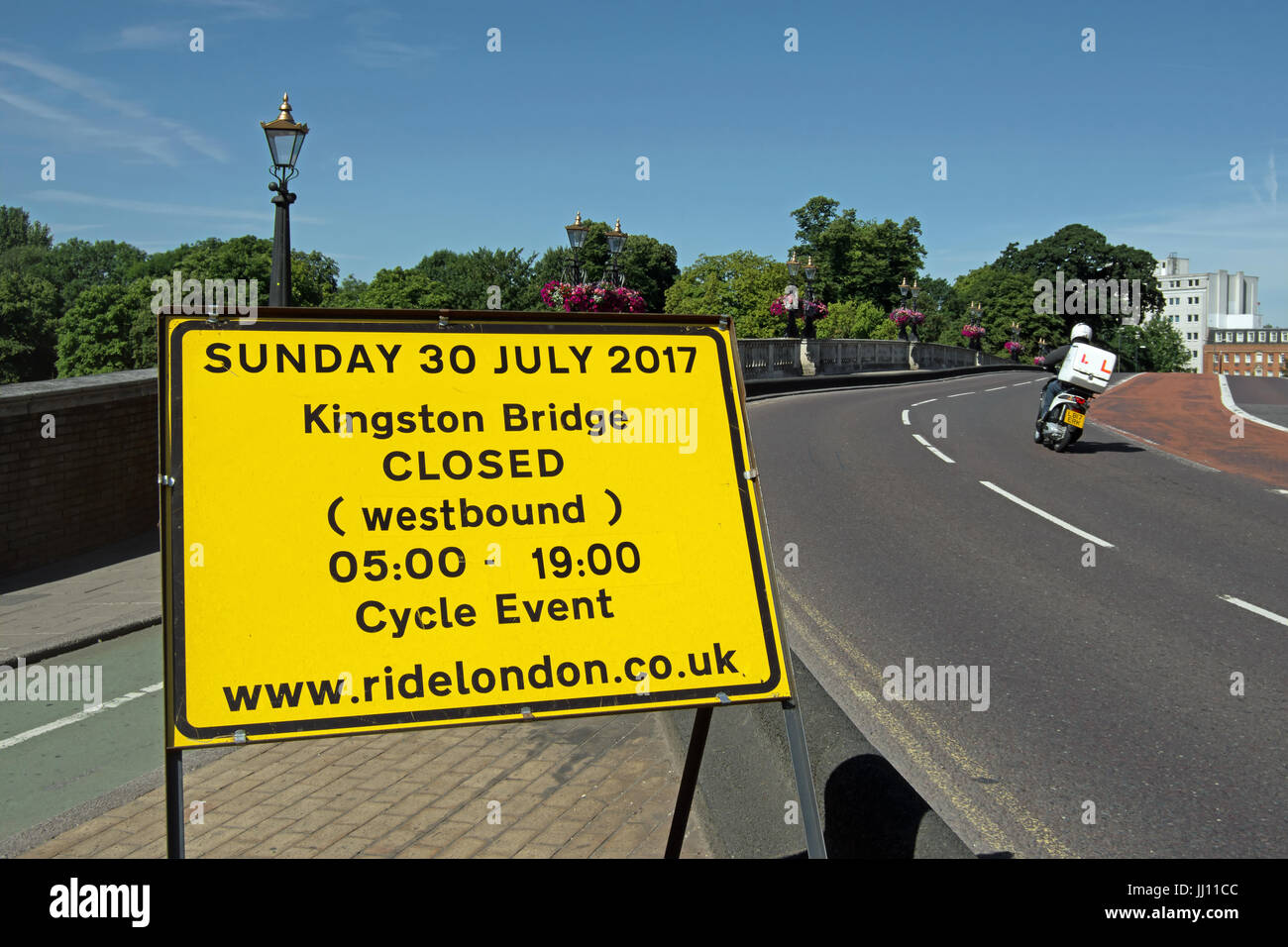 Melden Sie auf Annäherung an Kingston Bridge, Kingston, Surrey, England, unter Mitteilung der Brücke Schließung ein Zyklus-Ereignis Stockfoto