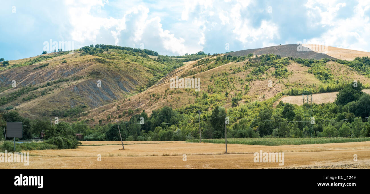 Badlands und Culvated Felder auf Hügeln des nördlichen Apennin. Emilia-Romagna, Italien. Stockfoto