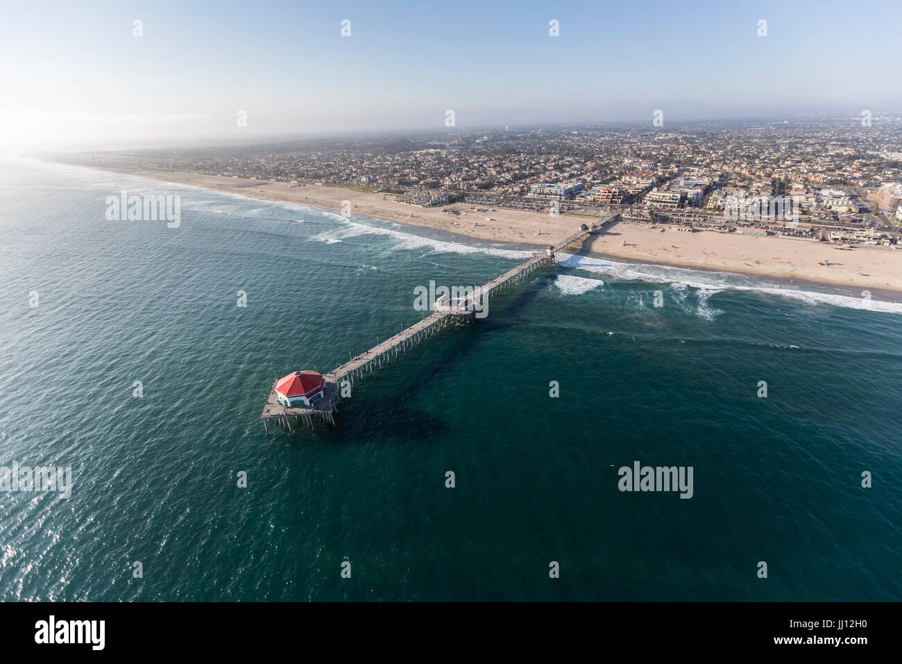 Luftaufnahme von Huntington Beach Pier in Orange County, Kalifornien. Stockfoto