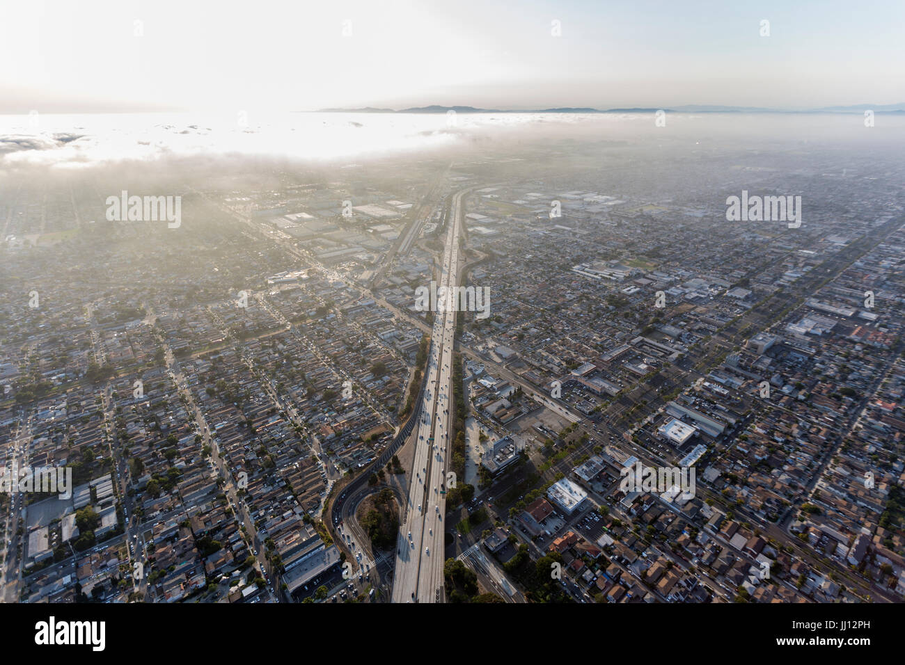 Los Angeles 405 Freeway Smog und Nebel am Nachmittag in Südkalifornien. Stockfoto