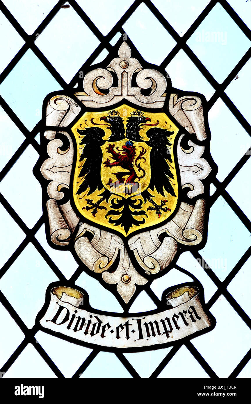 Divide et Impera, Teile und herrsche, Heraldik, Heraldik, Motto, gebeizt Glas, East Barsham Manor, Norfolk, England, UK Stockfoto