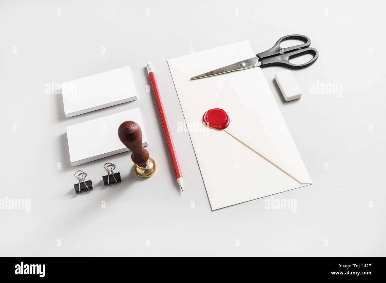 Leeres Briefpapier auf Papierhintergrund gesetzt. Ansprechende Design-Mock-up für die Platzierung Ihrer Gestaltung. ID-Vorlage. Ansicht von oben. Stockfoto
