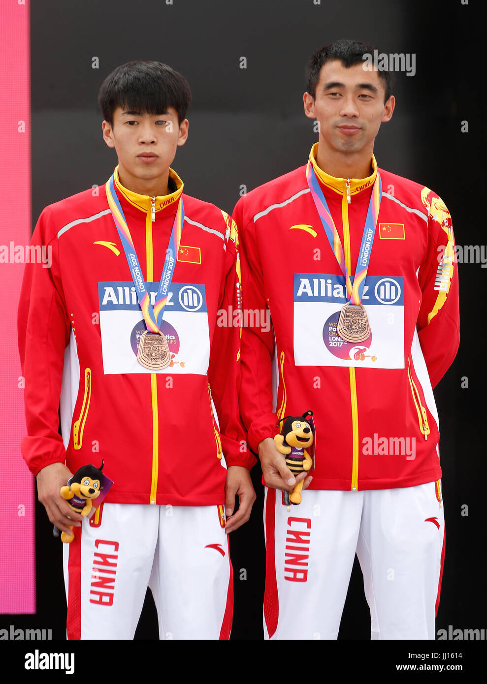 Chinas Di Dongdong (links) und Guide Deyi Mao mit ihren Bronzemedaillen bei der Herren 100m T11 tagsüber drei der 2017 Para Leichtathletik-Weltmeisterschaften in London Stadion. PRESSEVERBAND Foto. Bild Datum: Sonntag, 16. Juli 2017. S. PA Geschichte Leichtathletik Para. Bildnachweis sollte lauten: Paul Harding/PA Wire. Einschränkungen: Nur zur redaktionellen Verwendung. Keine Übertragung von Ton- oder bewegte Bilder und keine video-Simulation. Stockfoto