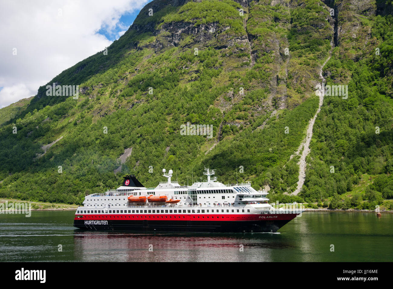 Hurtigruten Schiff Polarlys Segeln in Geirangerfjord mit Passagieren auf Deck mit Blick auf die Landschaft. Geiranger Sunnmøre Møre Og Romsdal-Norwegen Stockfoto