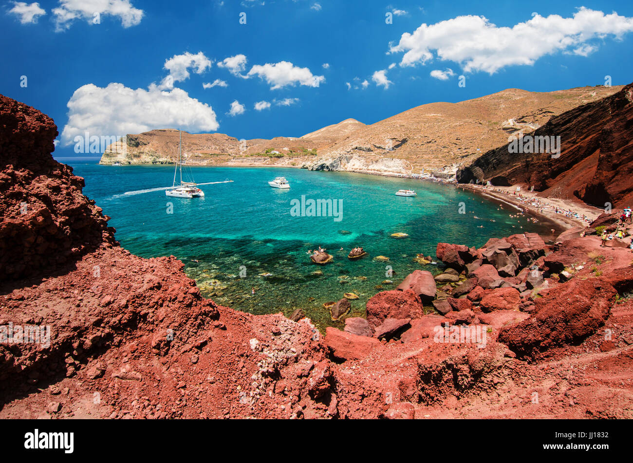 Roter Strand. Santorini, Inseln der Kykladen, Griechenland. Schönen Sommerlandschaft mit einem der berühmtesten Strände der Welt. Stockfoto