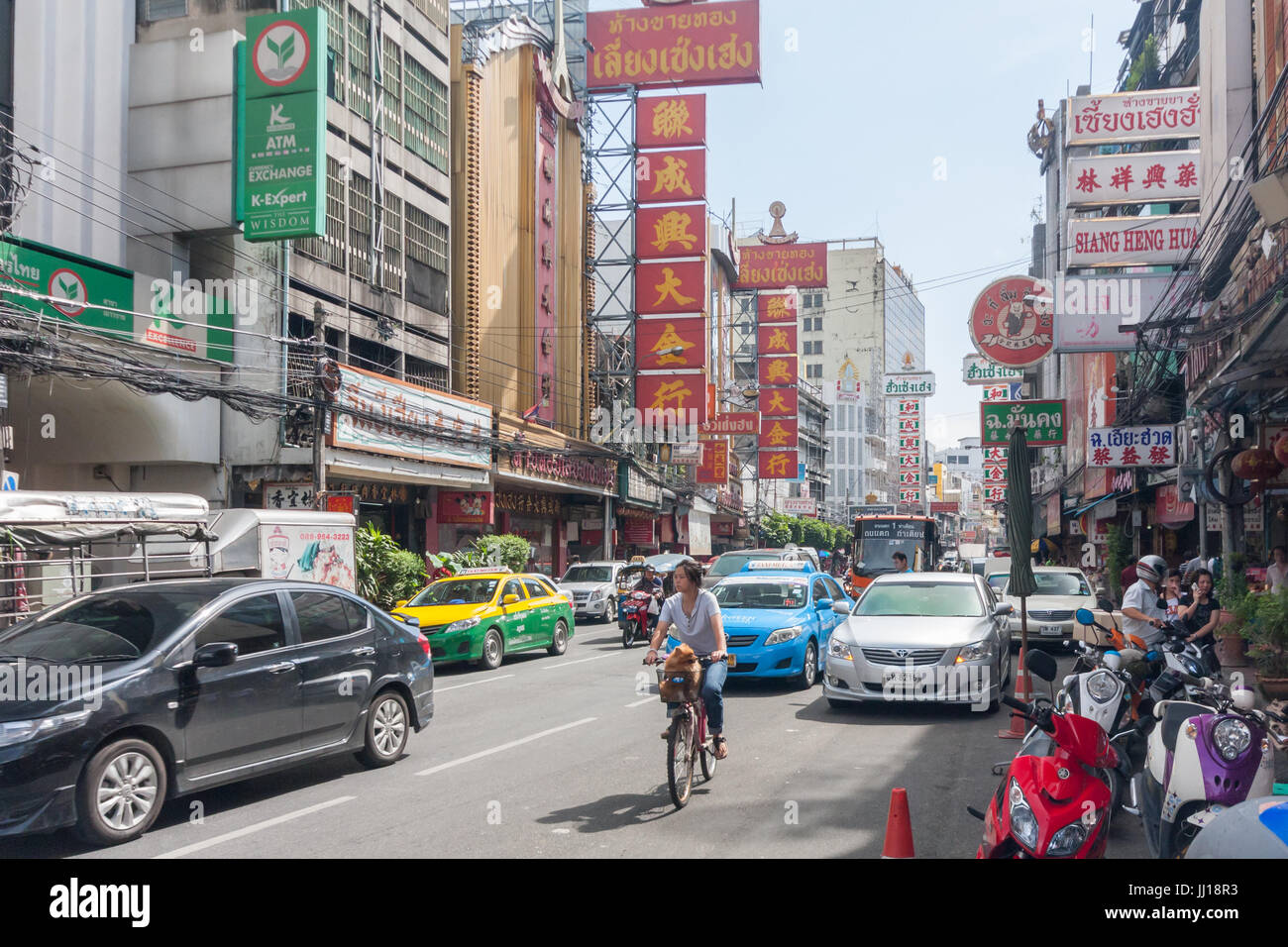 Verkehr Radfahrer Yaowarat Road Chinatown Bangkok Thailand Stockfoto