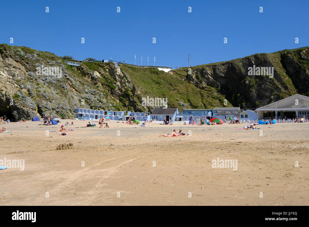 Newquay Strand am unteren Rand der Klippen an der Küste von Cornwall Stockfoto