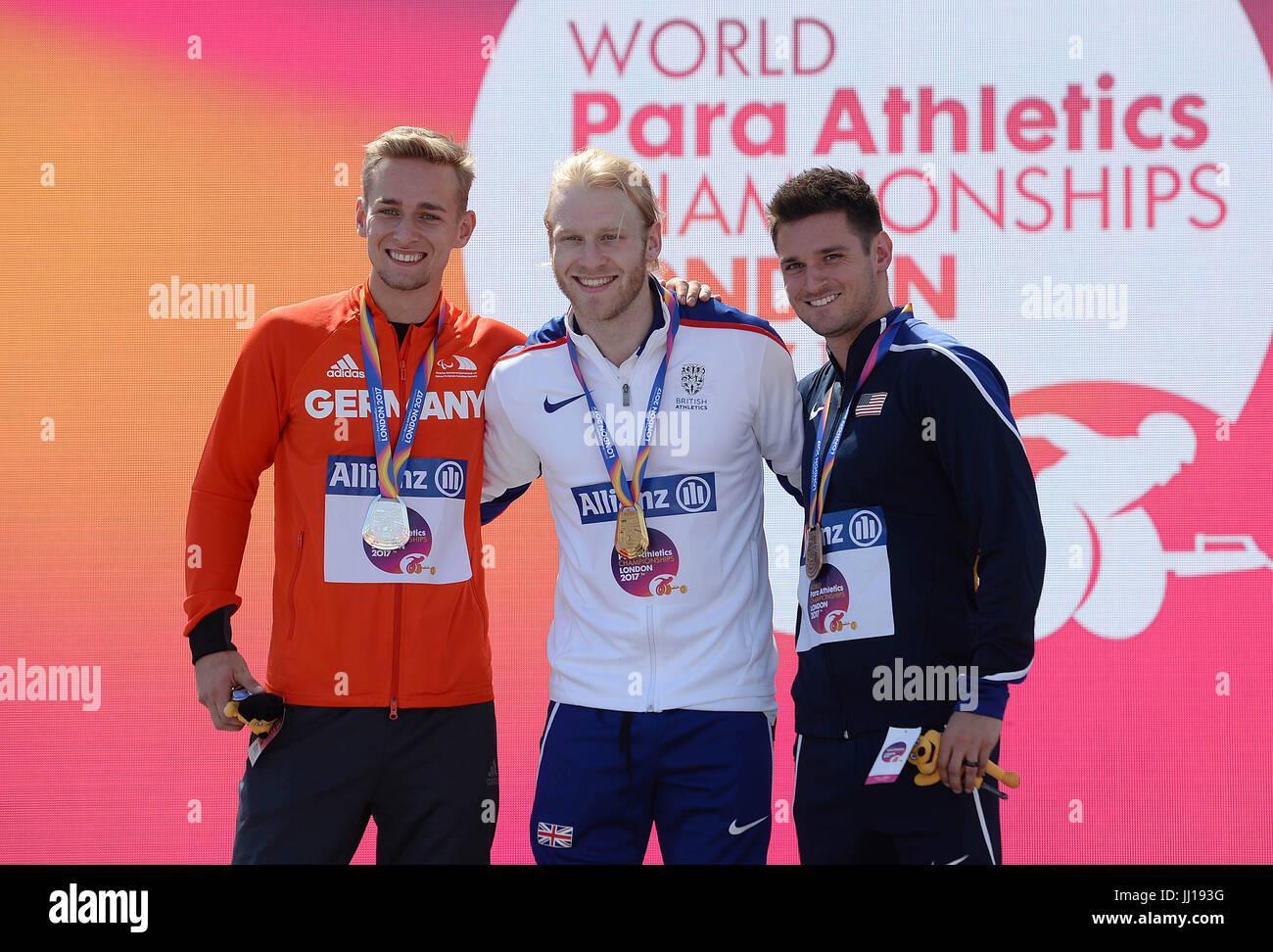 Johannes Böden Deutschlands, Großbritanniens Jonnie Peacock und USAs Jarryd Wallace nach die Männer 100 m-Finale T44 tagsüber vier der 2017 Para Leichtathletik-Weltmeisterschaften in London Stadion. Stockfoto