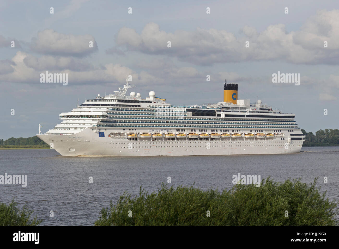 Kreuzfahrtschiff Costa Pacifica auf Elbe in der Nähe von Luehe, Altes Land, Niedersachsen, Deutschland Stockfoto