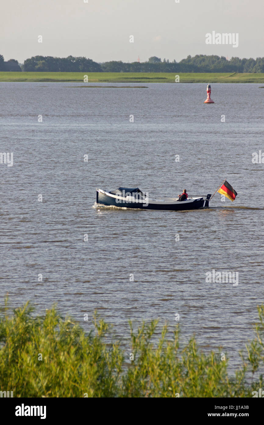 Angelboot/Fischerboot auf Elbe in der Nähe von Luehe, Altes Land, Niedersachsen, Deutschland Stockfoto