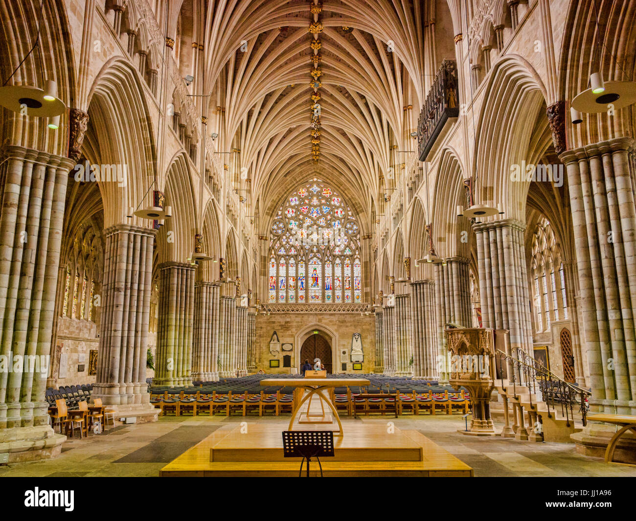 24. Juni 2017: Exeter, Devon, UK - dem Hauptschiff der Kathedrale von Exeter, Devon, England, Richtung Westen und zeigt die längste kontinuierliche mittelalterlichen gewölbten Deckenplan Stockfoto