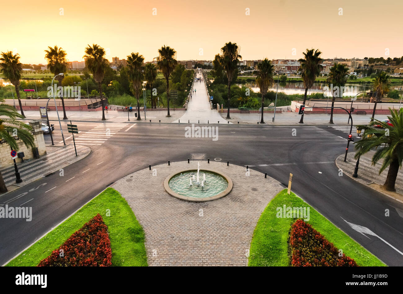 Blick auf Badajoz Stadt mit Palmen-Brücke Stockfoto