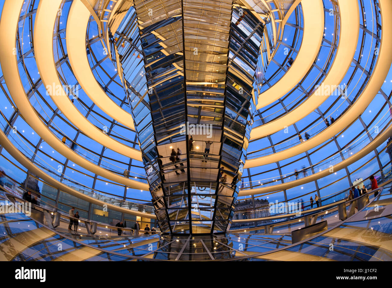 Berlin. Deutschland. Innenraum der Reichstag Kuppel und spiralförmige Rampe bei Sonnenuntergang. Stockfoto