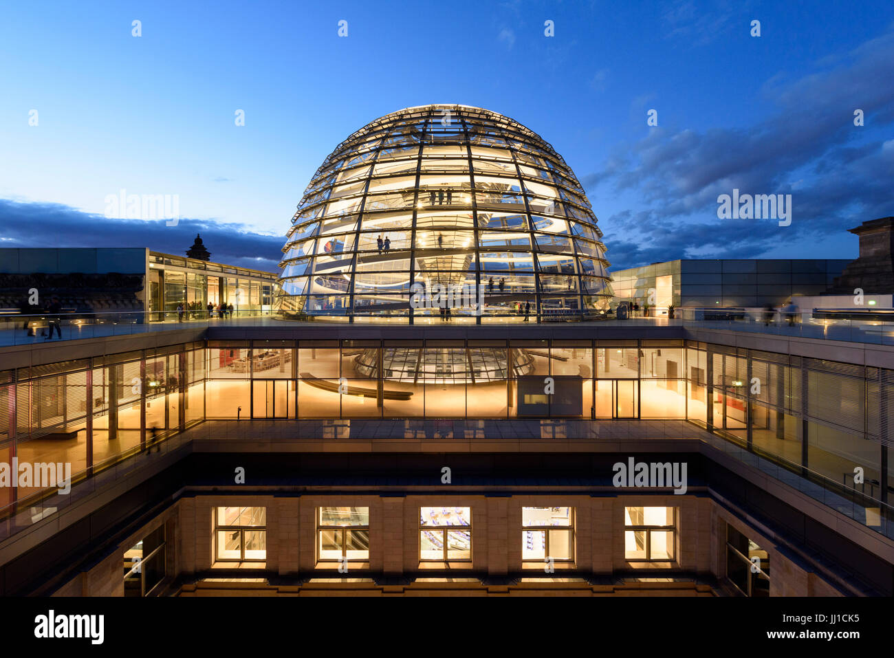 Berlin. Deutschland. Exterieur der Reichstag Kuppel und Dach-Terrasse in der Nacht. Stockfoto