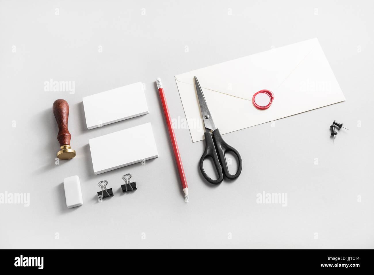 Foto von leeres Briefpapier Vorlage auf Papierhintergrund. Mock up für Ihr Design platzieren. Foto der leere corporate Identity festgelegt. Ansicht von oben. Stockfoto
