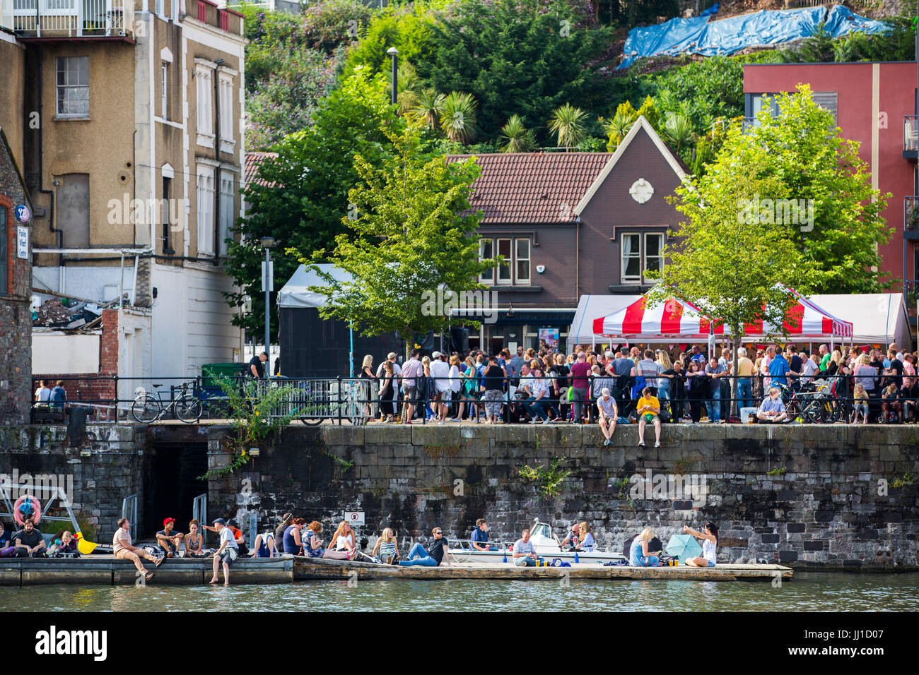 Menschen sitzen und genießen Sie einen Drink auf der Harbourside vor der Mardyke Pub in Hotwells, Bristol während Harbourfest. Stockfoto