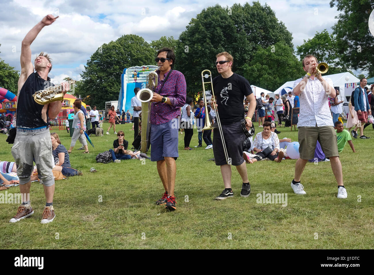 Brass Band spielt im Festival-Bereich Stockfoto