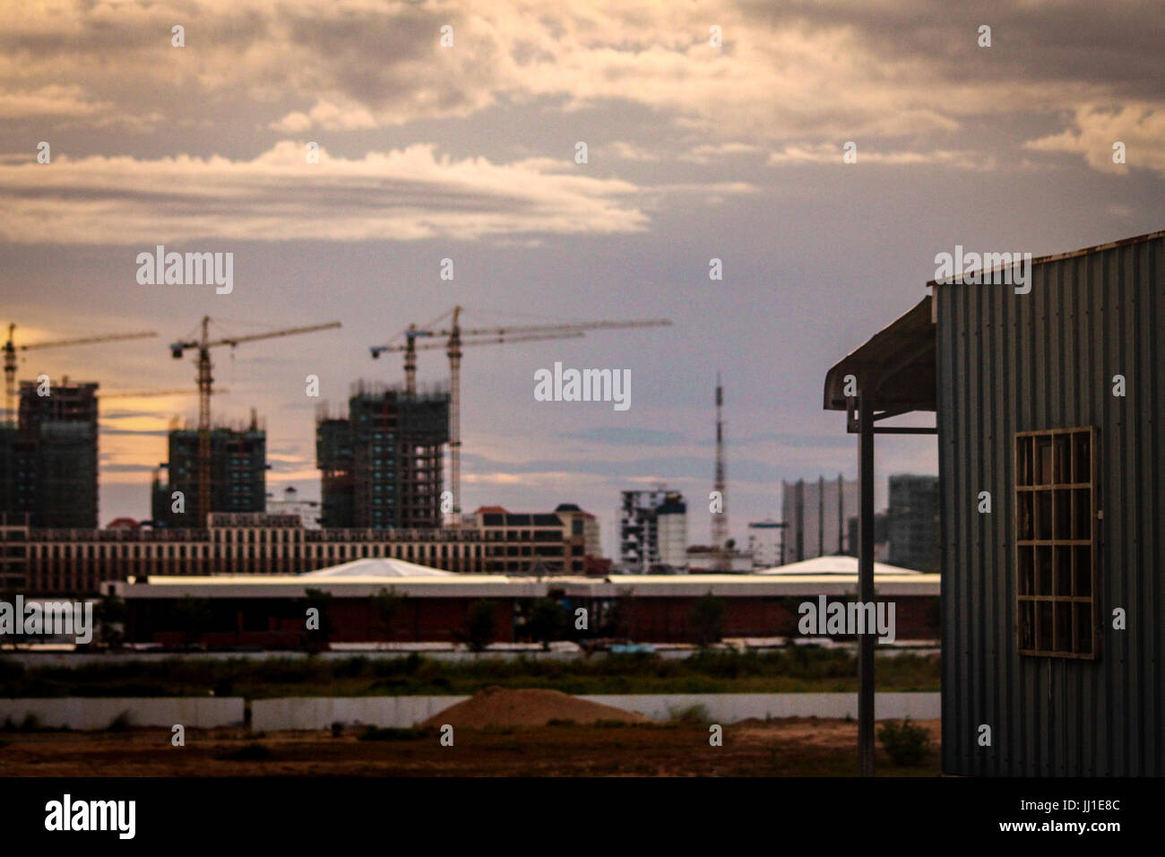 Ein Blick auf eine der vielen Gebäude in der Hauptstadt Phnom Phen in Kambodscha im Rennen für Modernisierung und Fortschritt Stockfoto