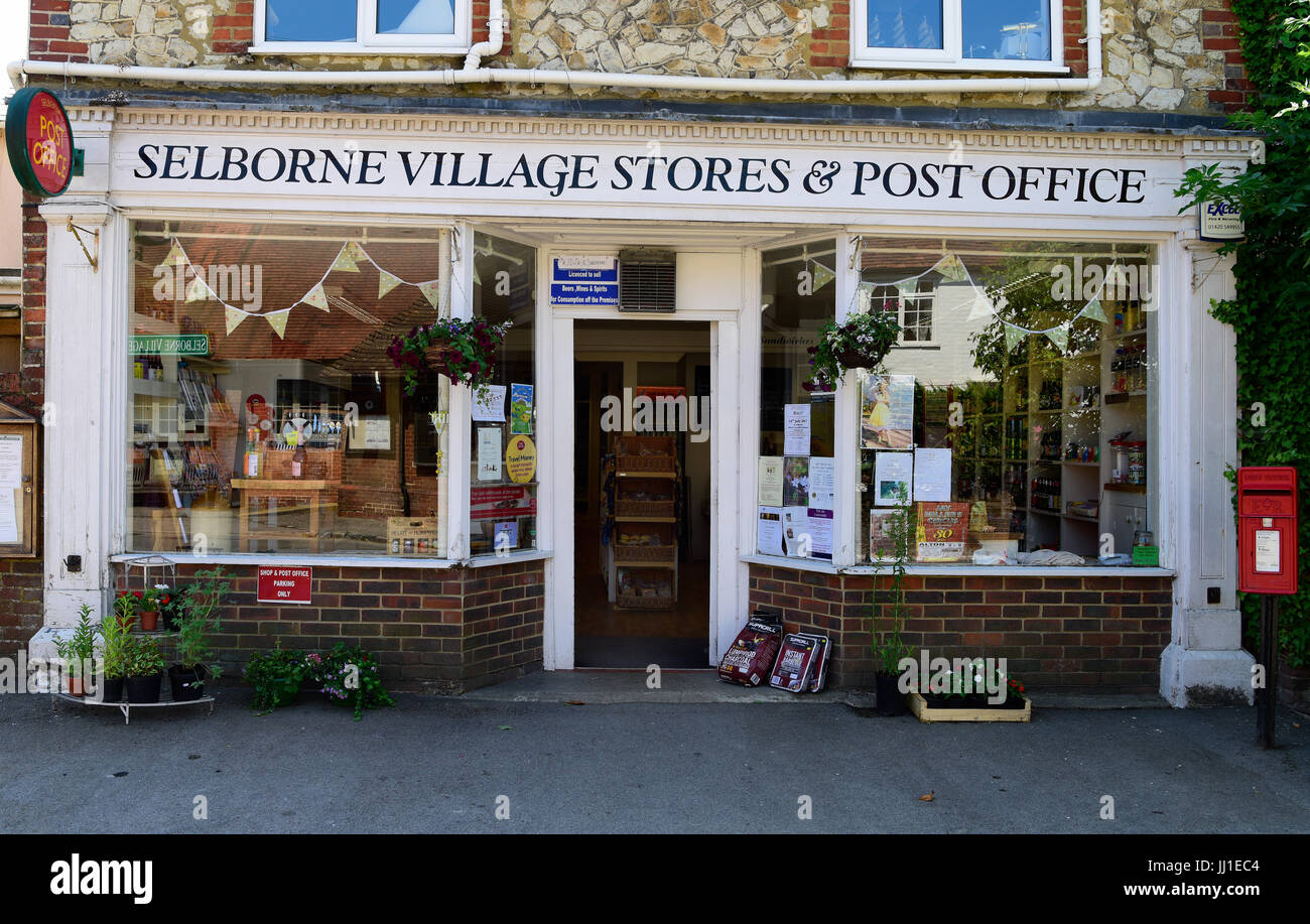 Gesamtansicht der Fassade der Selborne Dorf Stores & Post in dem hübschen Dorf Selborne, Hampshire, UK. 9. Juli 2017. Stockfoto