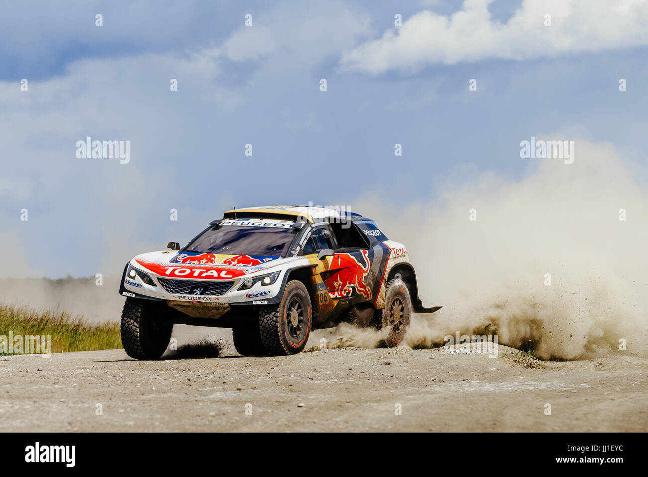 Rallye Auto Peugeot Straßenfahrt eine Staub während der Silk Way Rallye Stockfoto