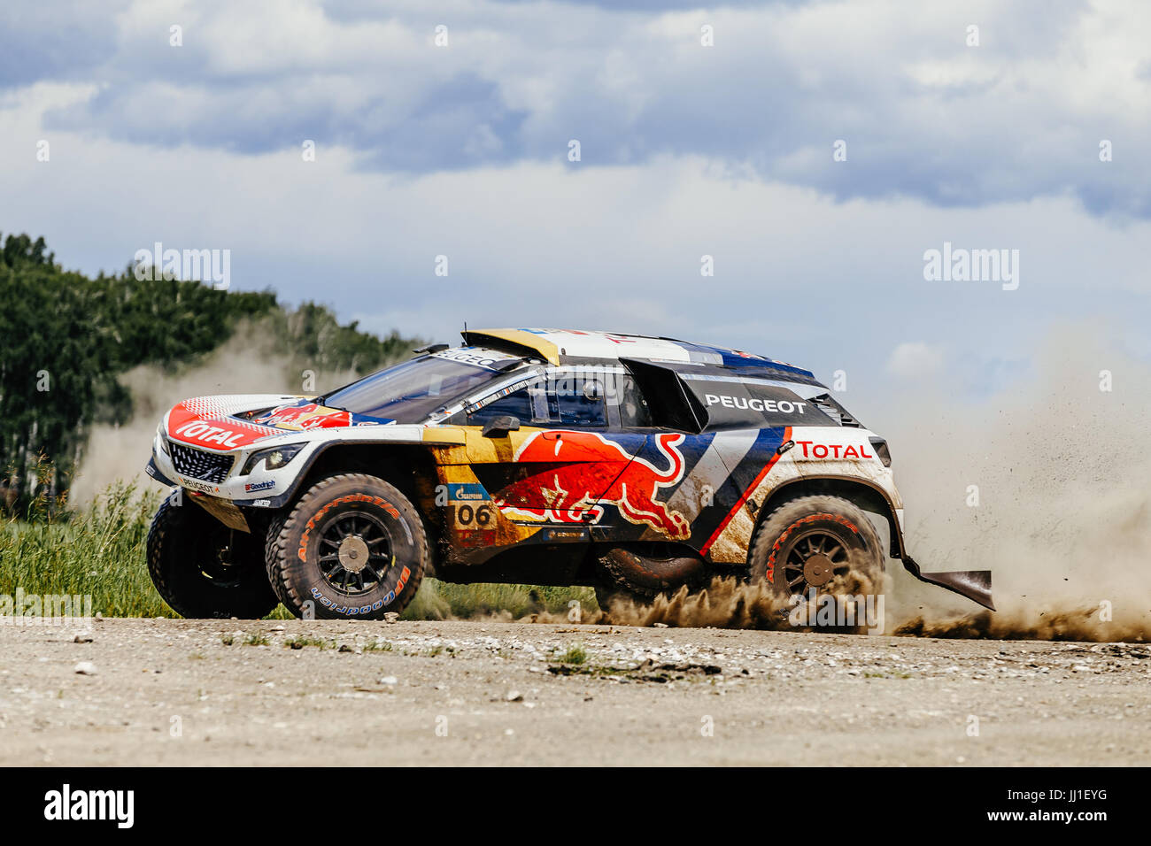 Rallye-Auto Peugeot schalten Staub Straße während der Silk Way Rallye Stockfoto