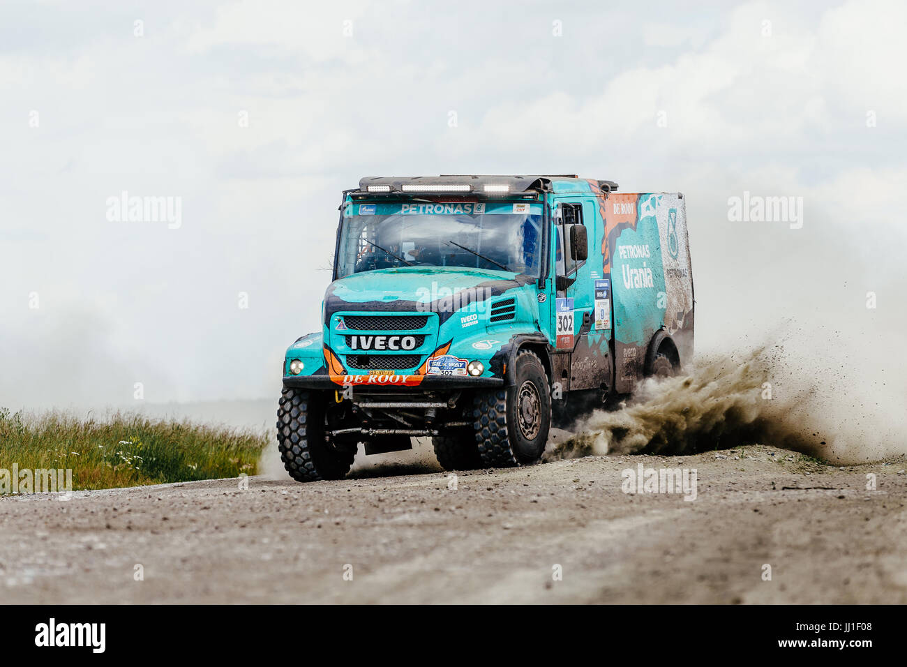 Truck Rallye Auto Iveco Straßenfahrt eine Staub während der Silk Way Rallye Stockfoto