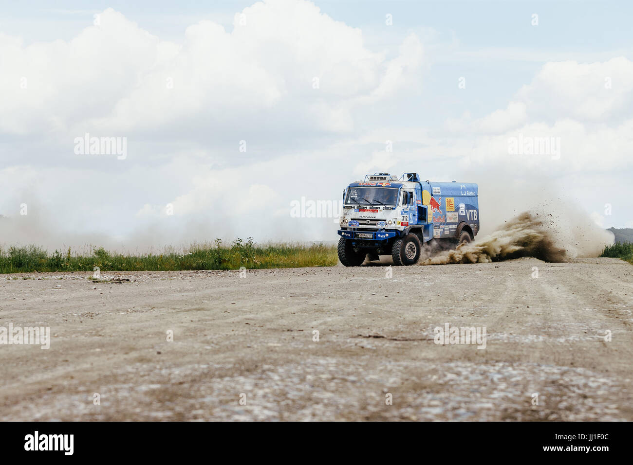 Rallye-Auto LKW KAMAZ schalten eine Staub-Straße während der Silk Way Rallye Stockfoto