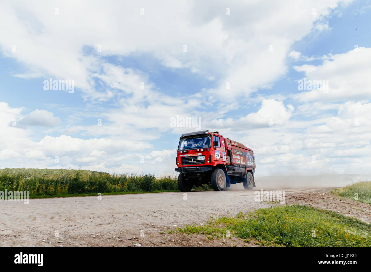 Truck Rallye Auto MAZ Straßenfahrt Staub während der Silk Way Rallye Stockfoto