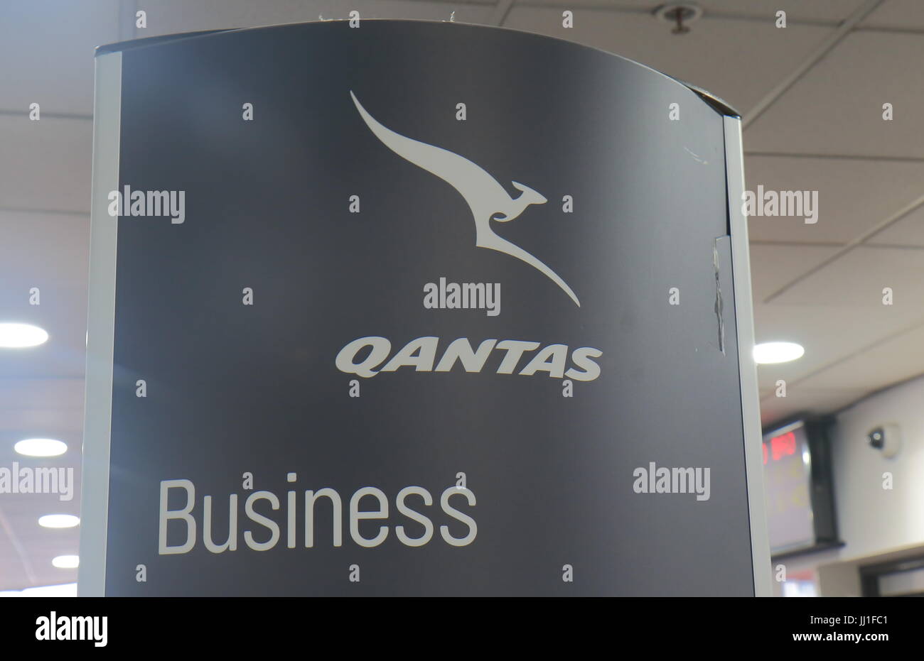 Qantas Businessclass check-in-Schild am Flughafen von Melbourne Australien. Stockfoto