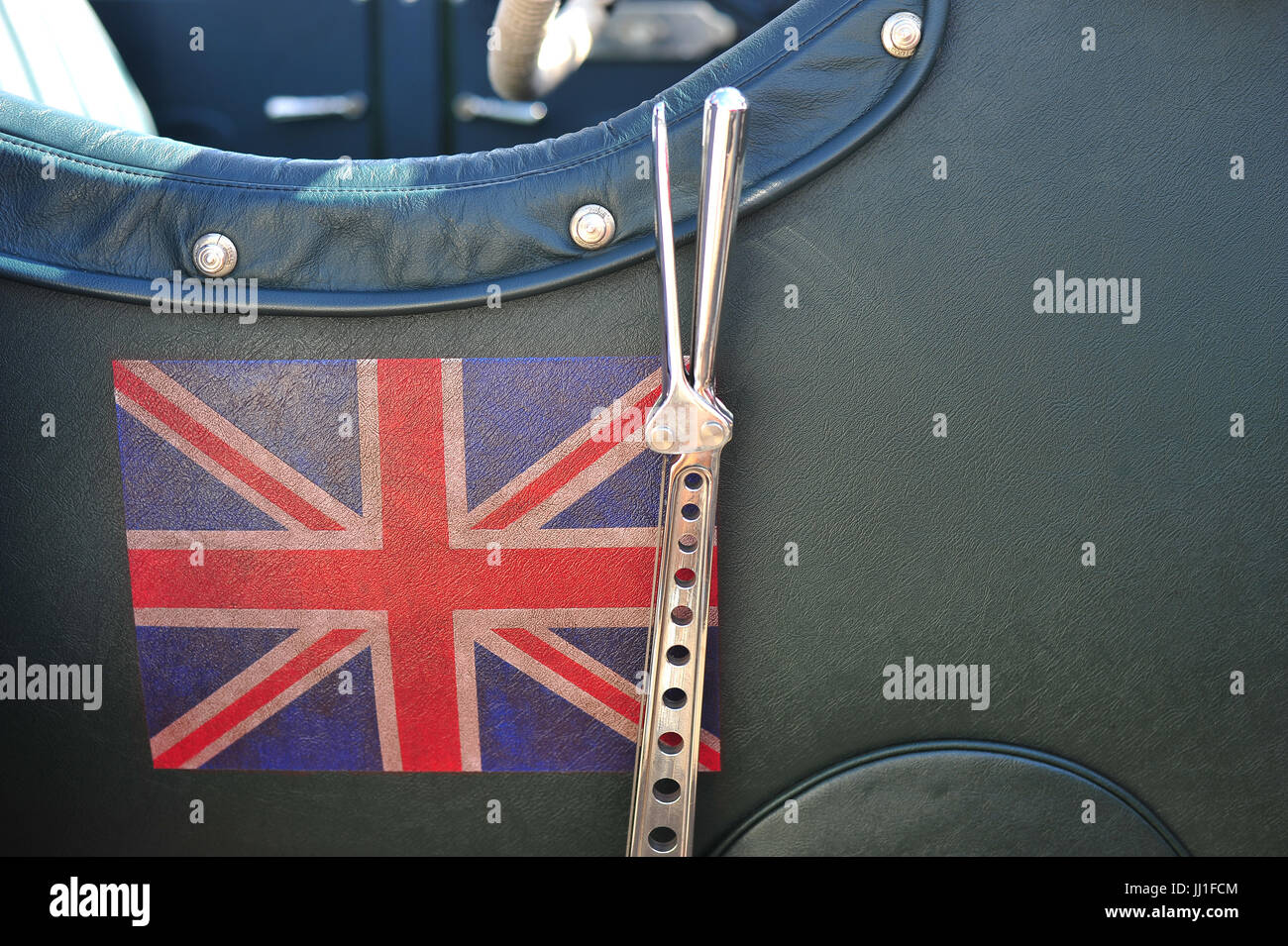 Eine Fahne und Hebel an der Seite eines Oldtimers am Goodwood Rennstrecke in West Sussex. Stockfoto