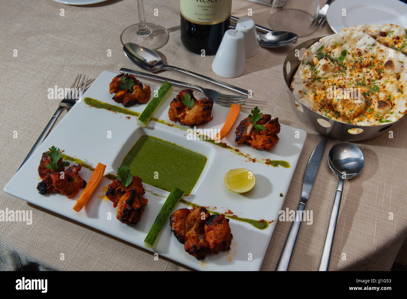 Einen Teller mit indischen Huhn mit Chappaties, Bangalore, Karnataka, Indien Stockfoto