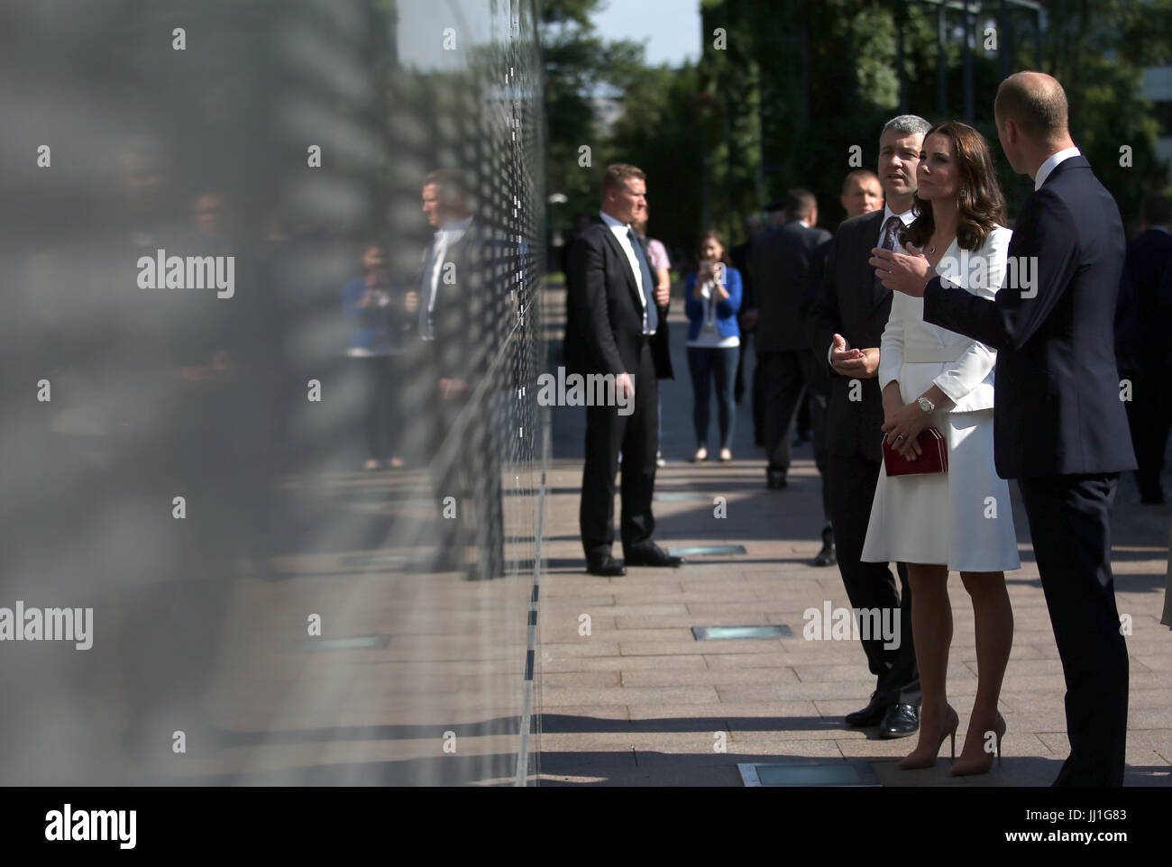 Der Herzog und die Herzogin von Cambridge (Mitte und rechts), an der Wand der Erinnerung als sie Warsaw Rising Museum besuchen, den Aufstand von 1944 gewidmet ist, die den polnische Widerstand Heimatarmee Versuch zu befreien Warschau von der deutschen Besatzung im Rahmen ihrer fünftägigen Tour von Polen und Deutschland sah. Stockfoto