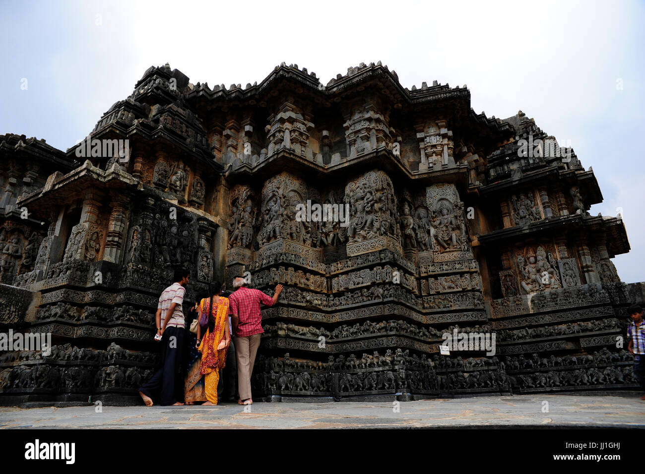 Indische Besucher Hoysaleswara Tempel, Dorasamudra, Karnataka, Indien Stockfoto