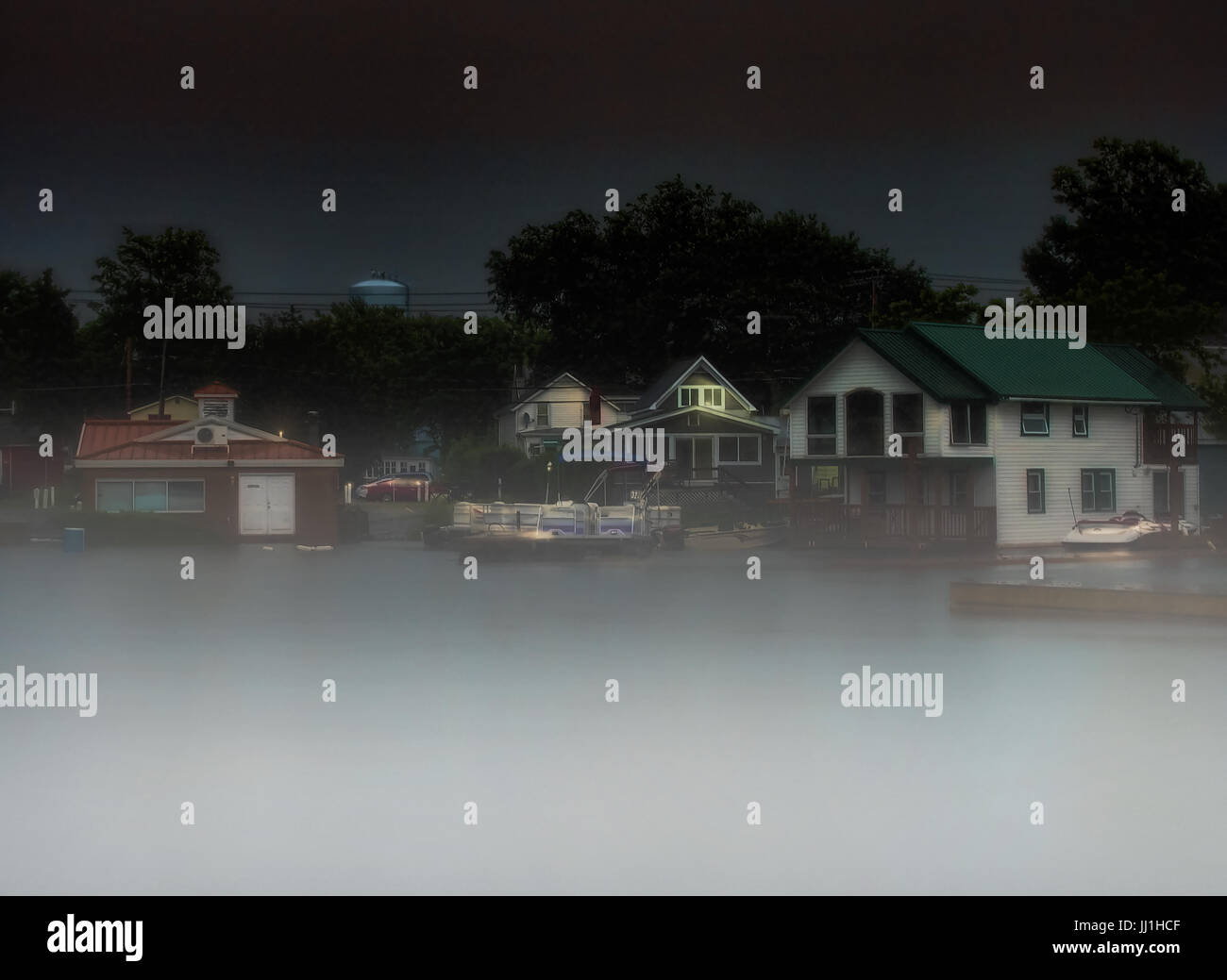 Fischerdorf auf einer nebligen Nacht Stockfoto