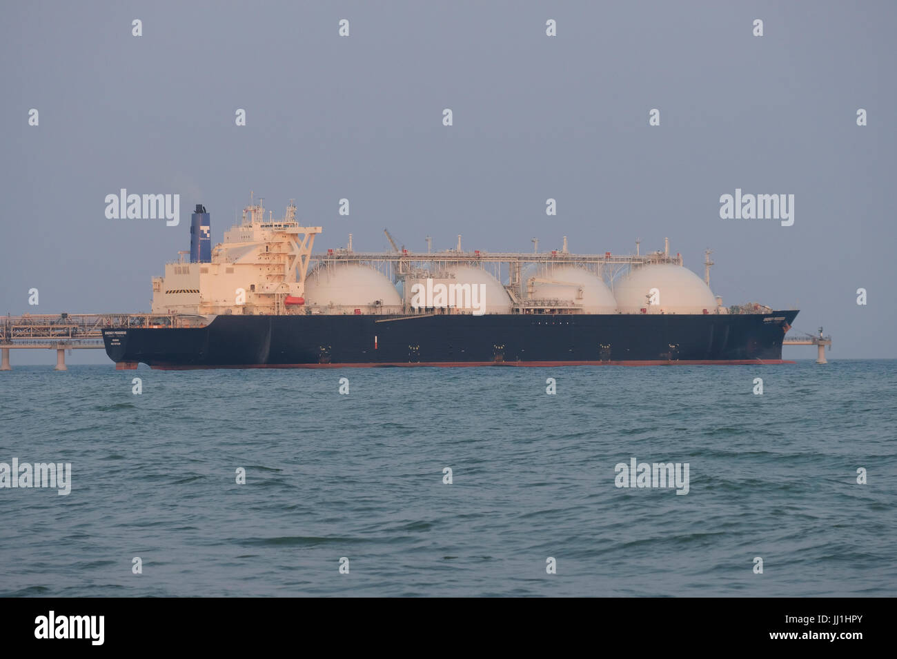 Ein verankertes LNG-Tankschiff mit temperaturgeregelten Tanks namens Energy Progress Loading LNG am Pier der LNG-Verflüssigungsanlage für Flüssigerdgas, die von Shell in Prigorodnoye in Aniwa Bay oder Aniva Gulf in der Nähe der Stadt Korsakov auf der Insel Sachalin im Pazifik gebaut wurde. Russland Stockfoto