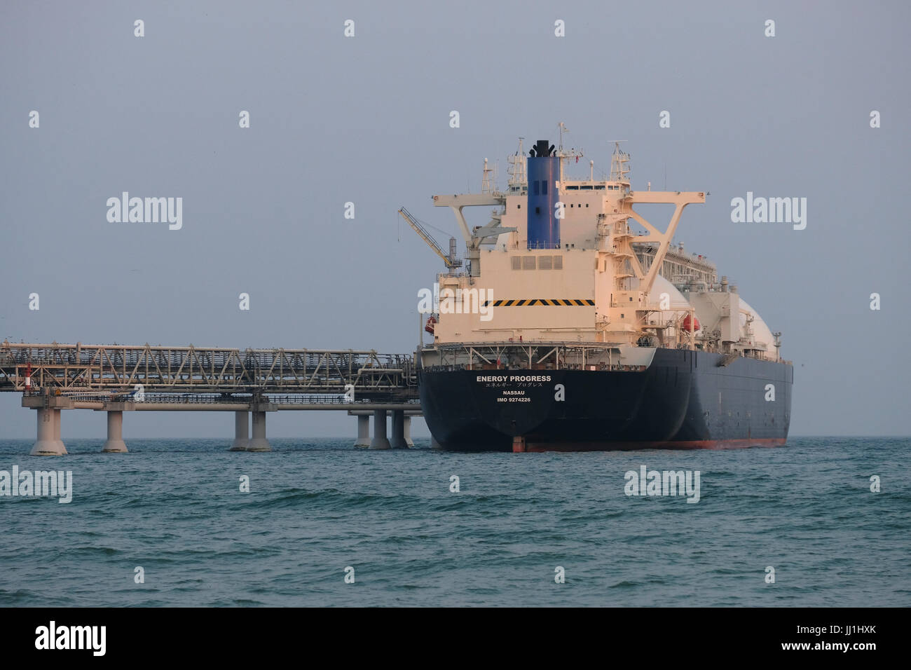 Ein verankertes LNG-Tankschiff mit temperaturgeregelten Tanks namens Energy Progress Loading LNG am Pier der LNG-Verflüssigungsanlage für Flüssigerdgas, die von Shell in Prigorodnoye in Aniwa Bay oder Aniva Gulf in der Nähe der Stadt Korsakov auf der Insel Sachalin im Pazifik gebaut wurde. Russland Stockfoto