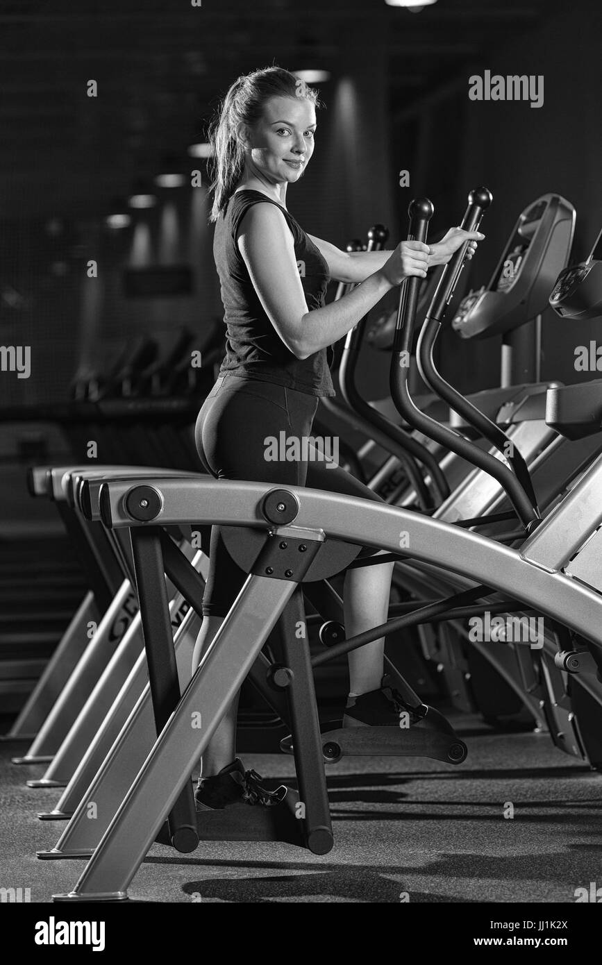 Junge Frau im Fitness-Studio trainieren. Führen Sie auf Computer. Stockfoto