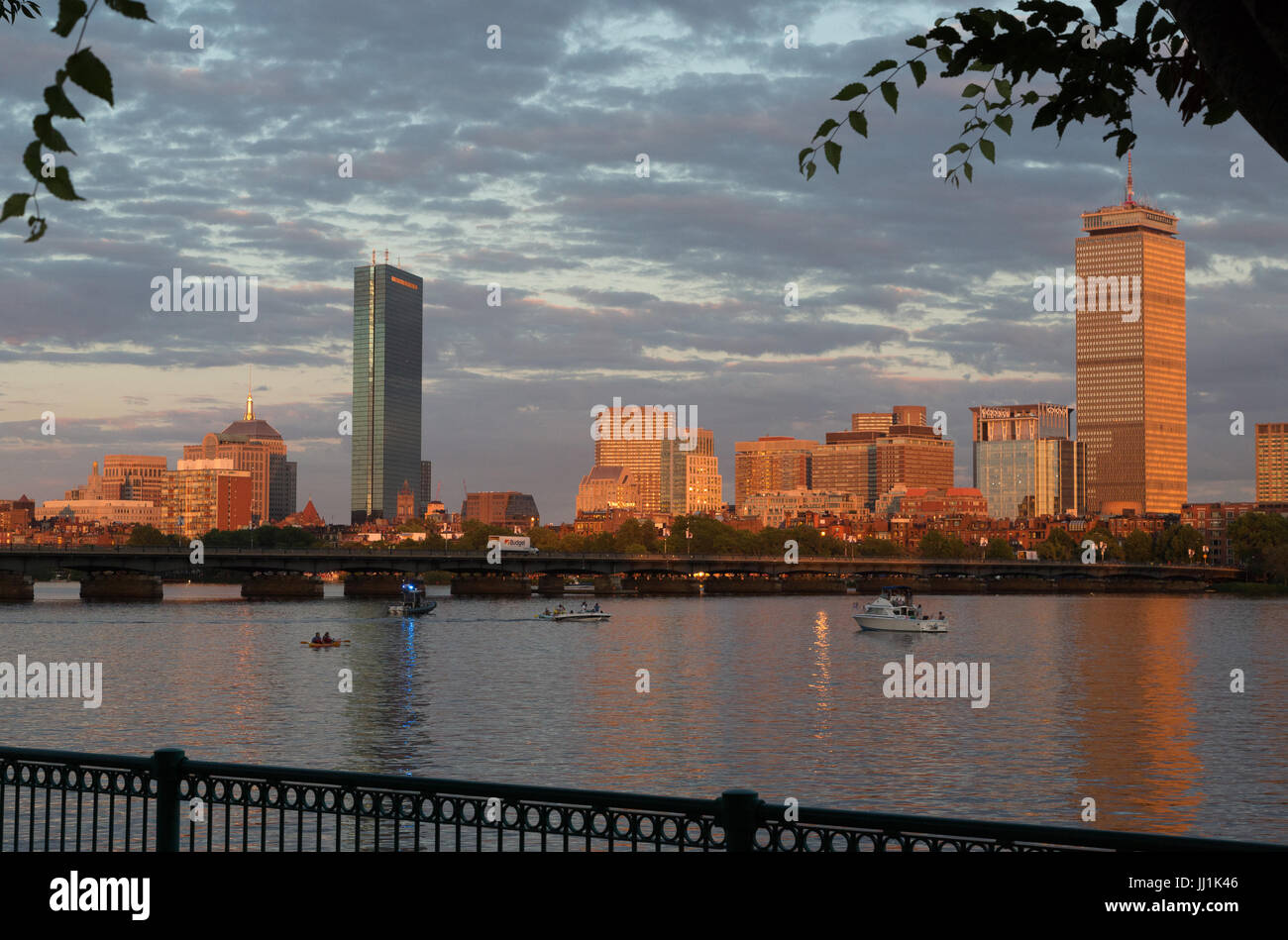 Ein Foto von der Skyline von Boston von der Charles River Waterfront am 4. Juli 2017 gesehen. Aufgenommen im goldenen Stunde bevor das Feuerwerk begann. Stockfoto